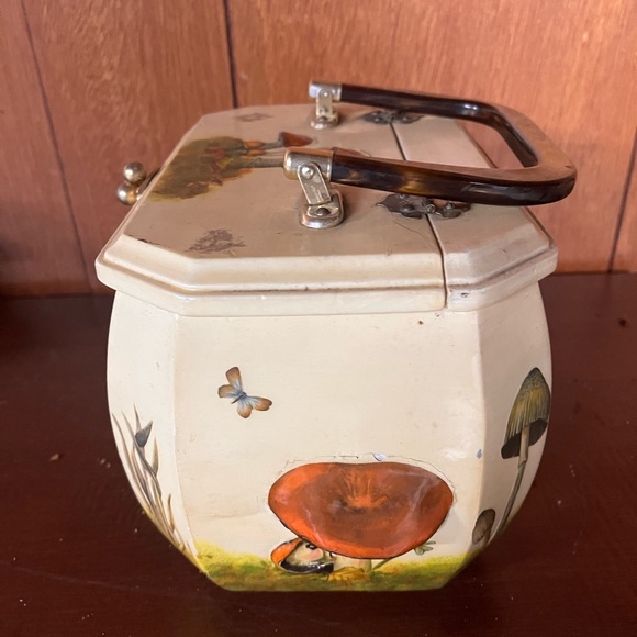 Unique Vintage Mushroom Picnic Basket / Box - Picture 5 of 6